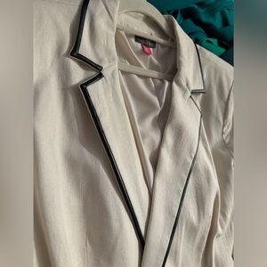 Vince Camuto Ivory Blazer with Black Piping XL women